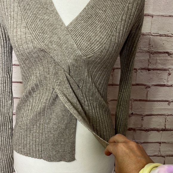 Boutique Ribbed V Neck Twist Design Sweater Small - Picture 2 of 5